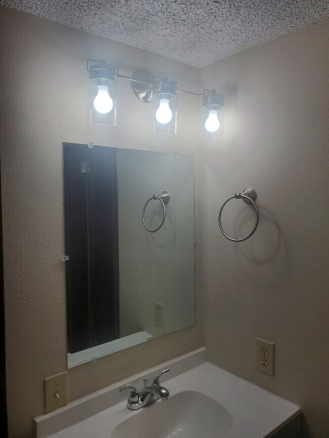 Building Photo - 3146 Lakeside Dr