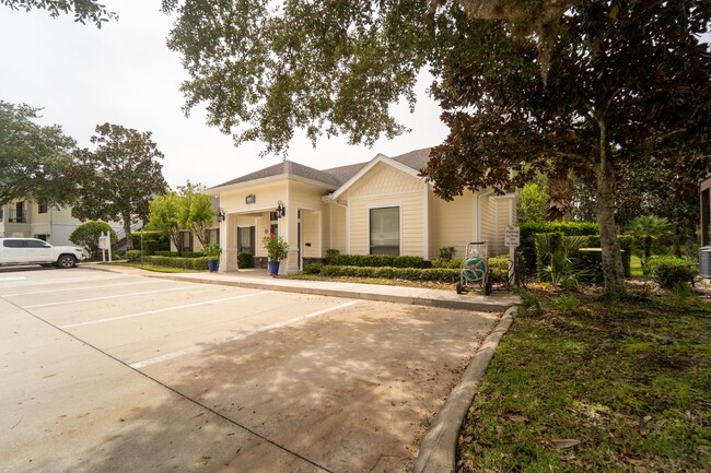 Building Photo - Belle Haven 2-Bedroom Condo with Pond View and Garage
