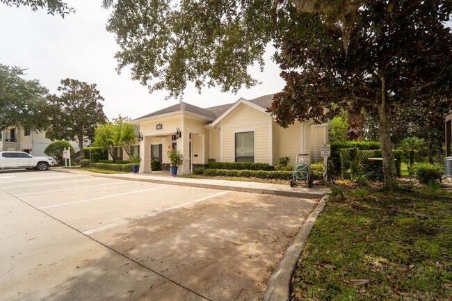 Building Photo - Belle Haven 2-Bedroom Condo with Pond View...