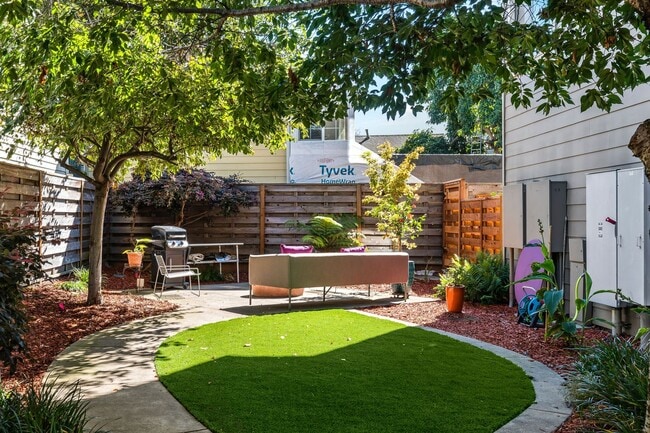 Building Photo - Modern 2BD/2BA Townhome w/ Private Yard, G...