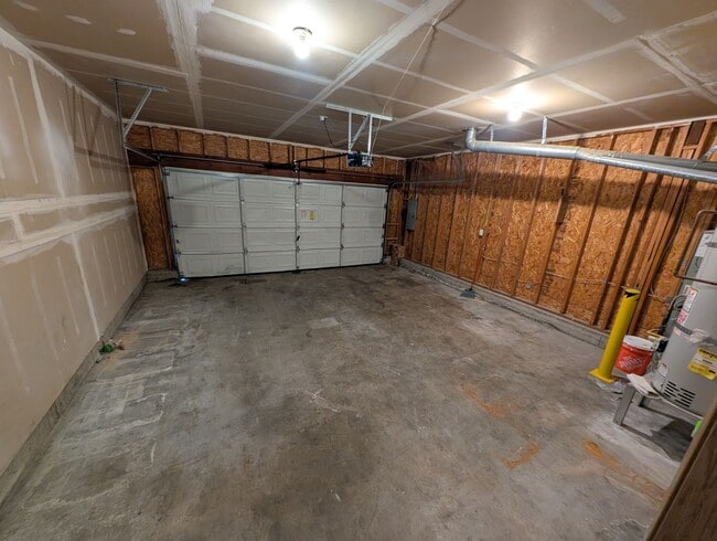 Building Photo - Large Duplex on Quiet Dead-End Street with 2-Car Garage, Washer & Dryer Provided