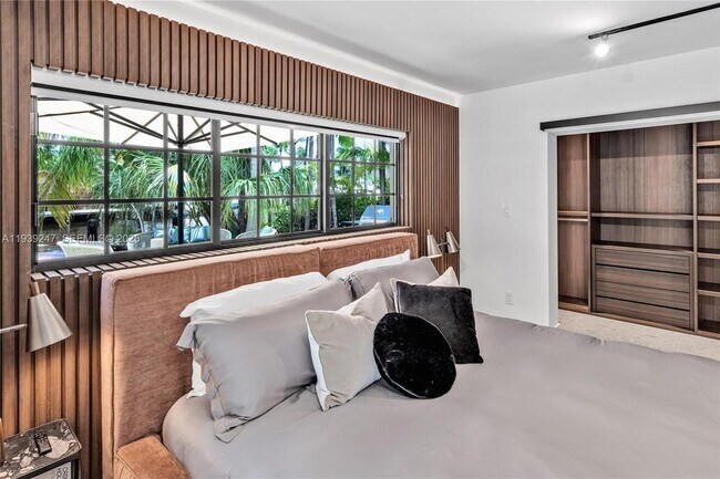 Building Photo - 2500 Bayview Dr