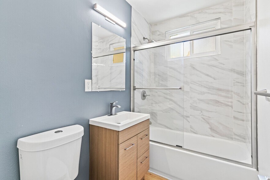 Building Photo - 1078 E 7th St