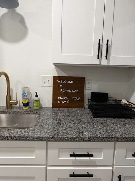 Building Photo - 429 S Kenwood Ave