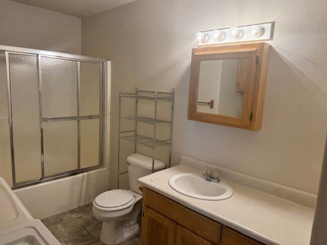 Building Photo - CLEAN SINGLE LEVEL 2 BEDROOM HOME/ WITH DE...