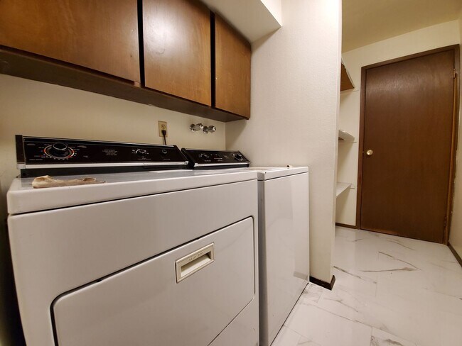 Building Photo - Prime Redmond Rambler 3 Bed/Large Yard