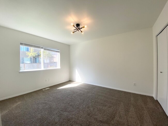 Building Photo - Fully renovated 4 bedroom Auburn Home