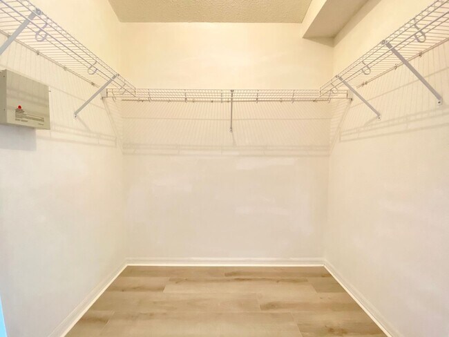 Building Photo - Beautiful Home with Water View in Waterford Lakes!