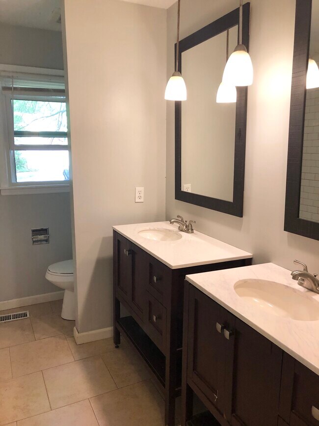 Building Photo - 2540 Cedarwood Ave