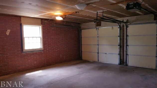 Building Photo - 806 S Cottage Ave
