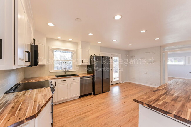 Building Photo - 6186 S Southwood Dr