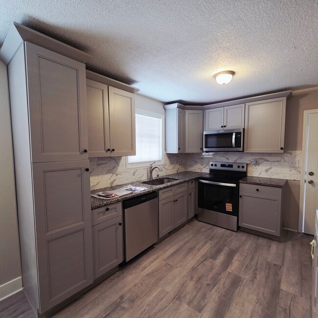 Building Photo - Brick ranch with 2 bedrooms