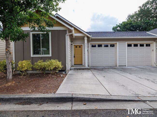 Building Photo - Centrally Located Townhome with Attached Garage & AC