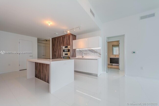 Building Photo - 851 NE 1st Ave