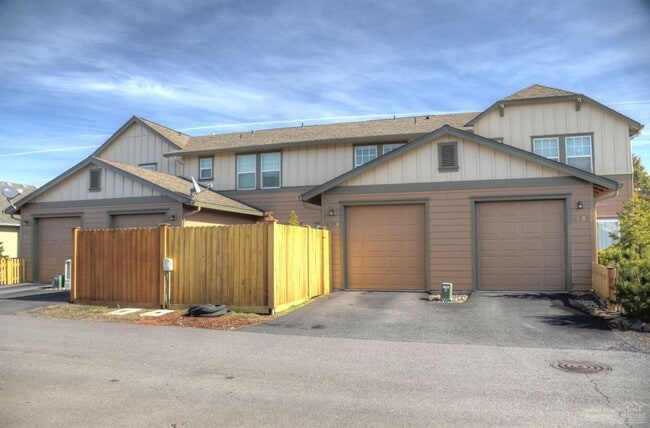 Building Photo - Darling Townhouse in Southeast Bend!