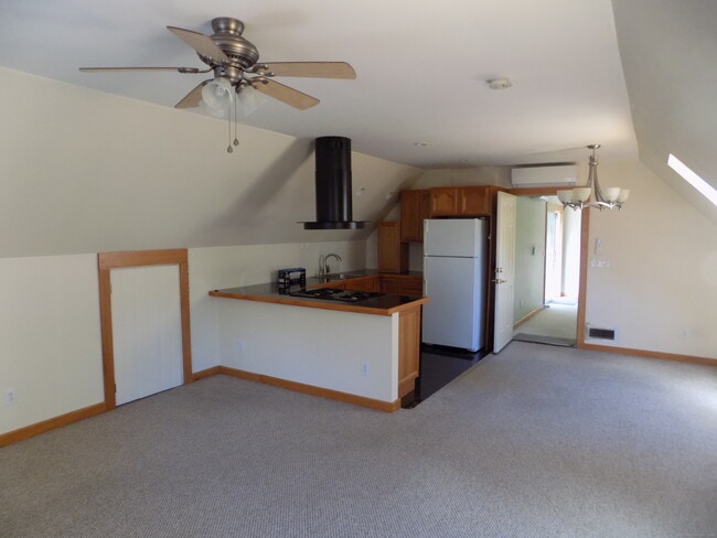 Building Photo - 5 Acorn Ln