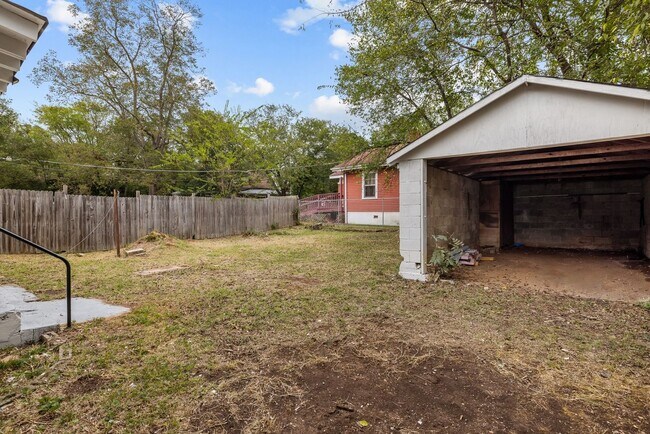 Building Photo - Move-in Special: Receive a $300 gas card with approved application and signed lease.-1609 Jeffers...