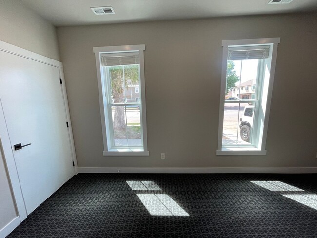 Building Photo - 133 S Prairie Ave
