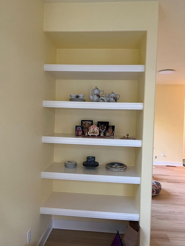 Building Photo - Stunning End-Unit Townhouse 3 bed, 2.5 bat...