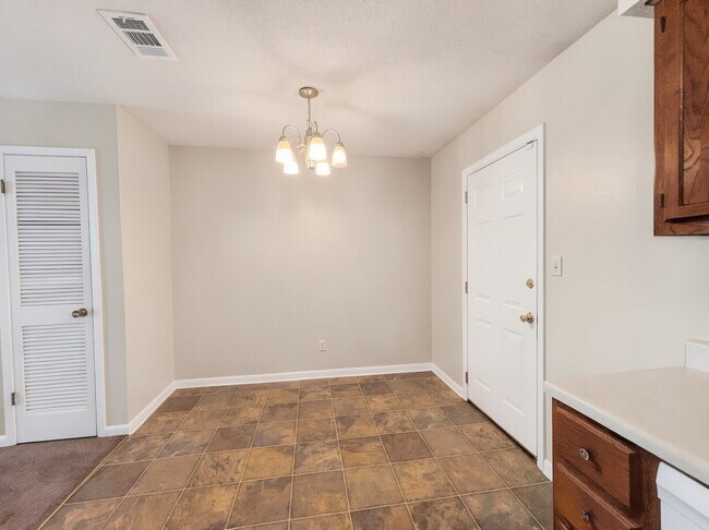 Building Photo - "Charming 2-Bedroom Retreat  in Mary Esther, FL!"