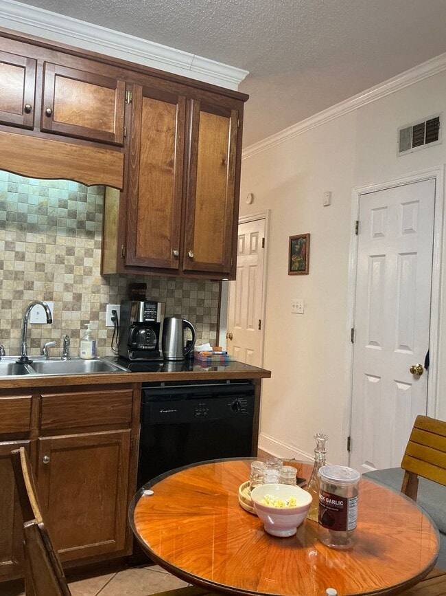 Building Photo - 1 Bedroom/2 .5 Bath Condo located in River...
