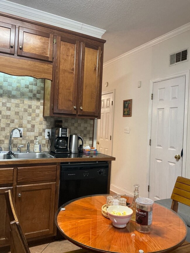 Building Photo - 2 Bedroom/2 .5 Bath FURNISHED Condo locate...