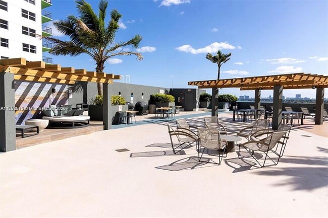 Building Photo - 1750 N Bayshore Dr