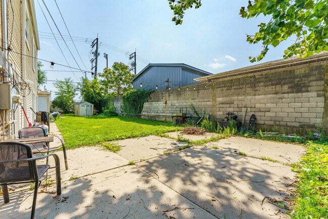 Building Photo - 2843 S Troy St