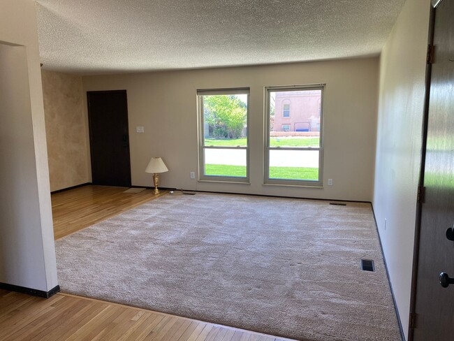 Building Photo - Wonderfully taken care of Tri Level Home w...
