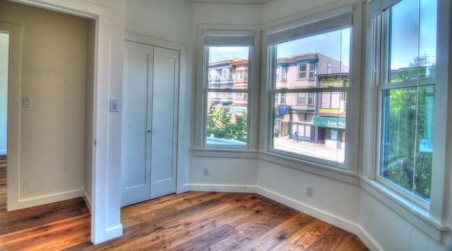 Building Photo - Renovated 2bed/1bath Apartment, Laundry in...