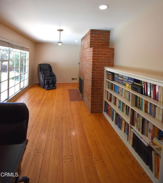 Building Photo - 841 W Roses Rd