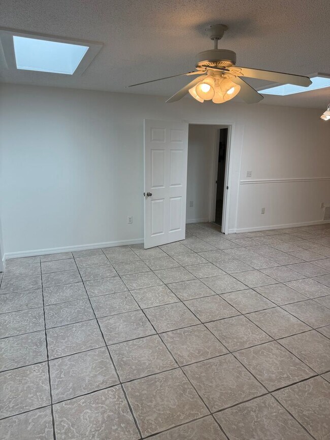 Building Photo - 2208 N Lockwood Ridge Rd