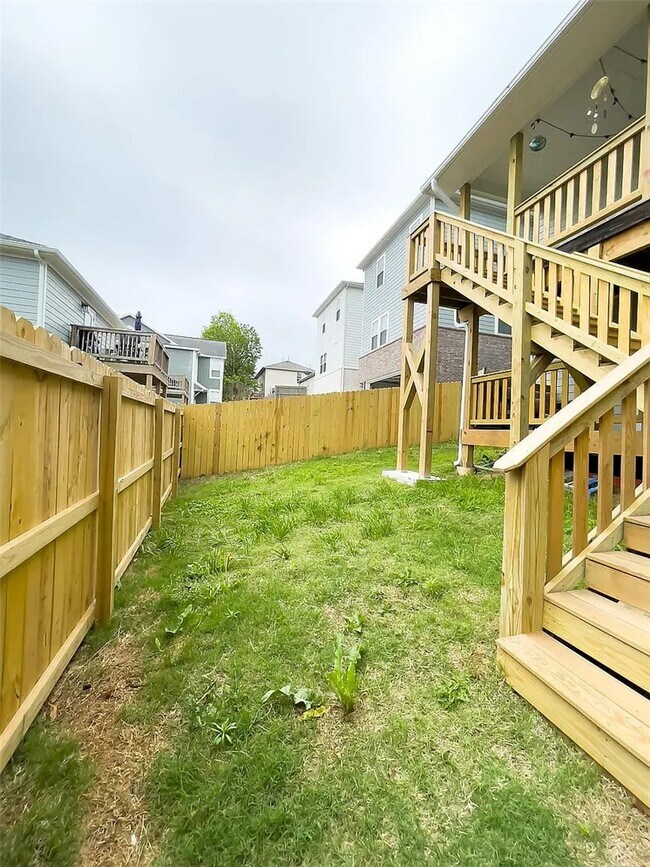 Building Photo - 558 Highland Ave