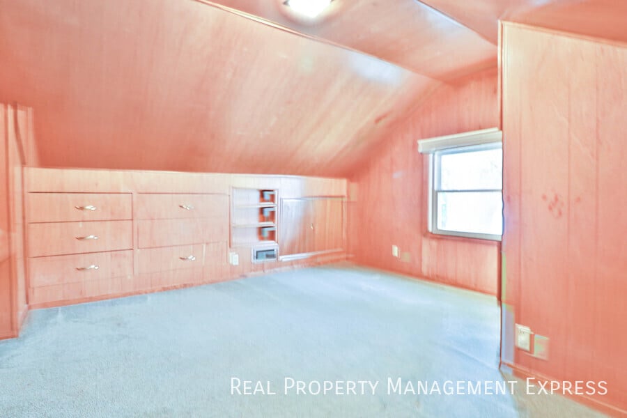 Building Photo - 1412 W 17th St