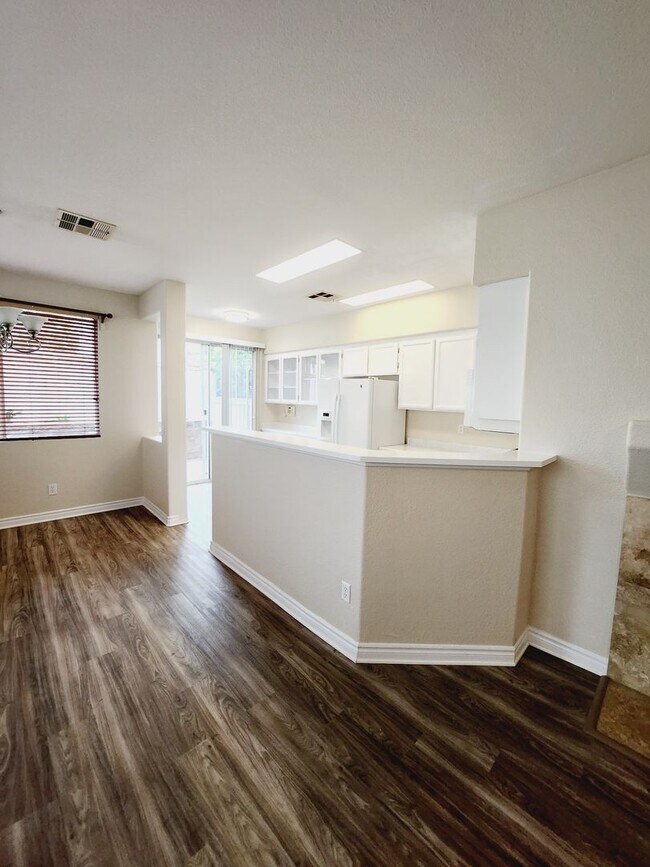 Building Photo - Beautiful remodeled 3 bedroom, 2.5 bath town home in Triana Scripps Ranch