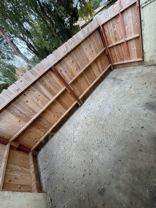 Building Photo - 1402 W Elowin Ave