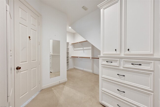 Building Photo - 15222 Hilltop View Dr