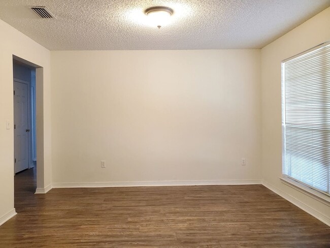 Building Photo - 4 Bedroom 2 Bath home located in heart of ...