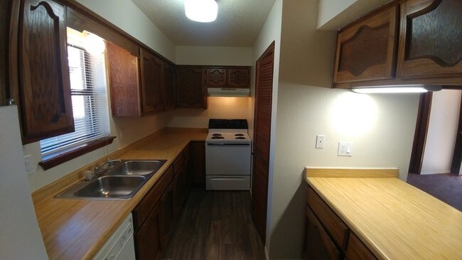 Building Photo - North East Heights Charmer!!