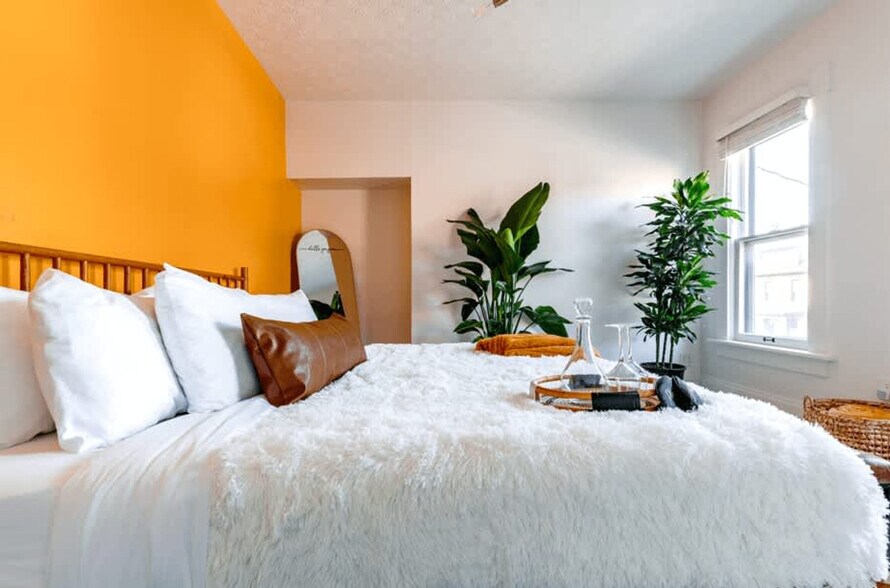 Building Photo - 313 W 4th Ave