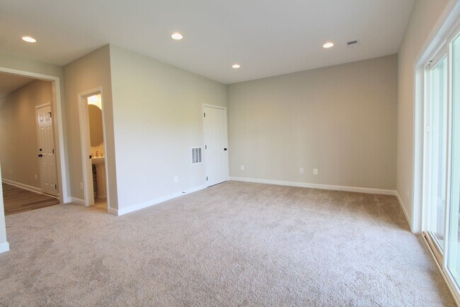 Building Photo - 3 bedroom town home with a finished basement and garage located in popular Preston Lakes