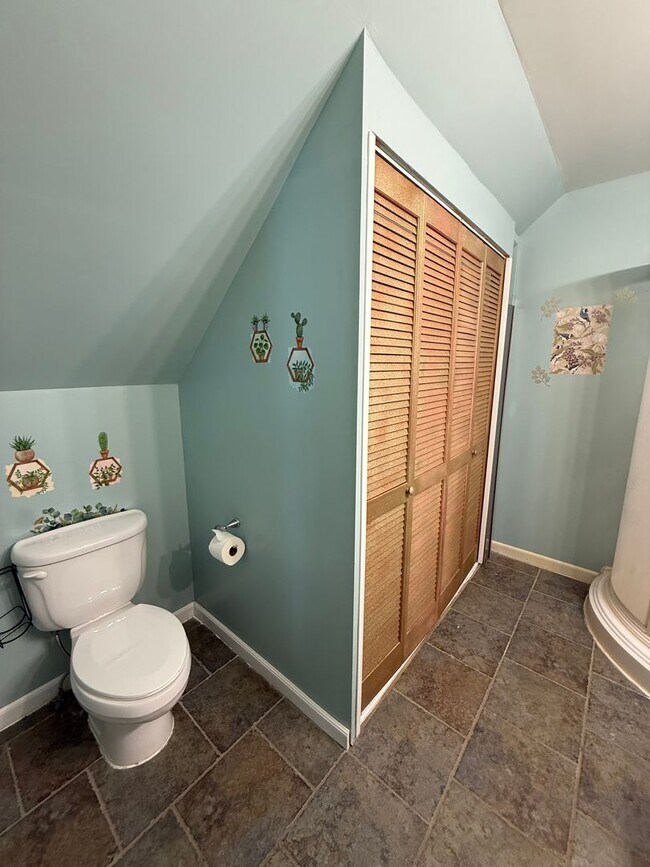 Building Photo - One Bedroom Apt with Utilities Included