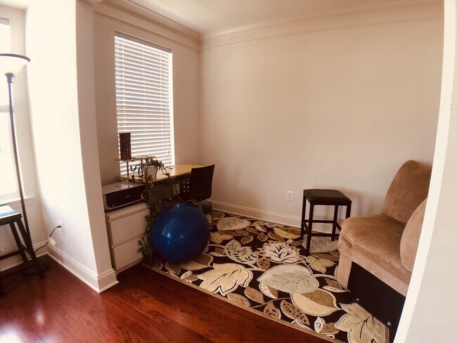 Building Photo - Beautiful and large 3 BR 2.5 BA townhouse/condo