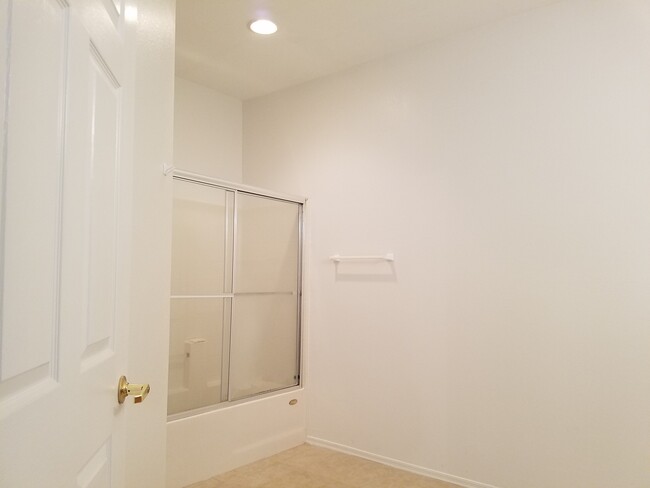 Building Photo - 1 Bedroom 1 Bath in a Lush, Gated Communit...