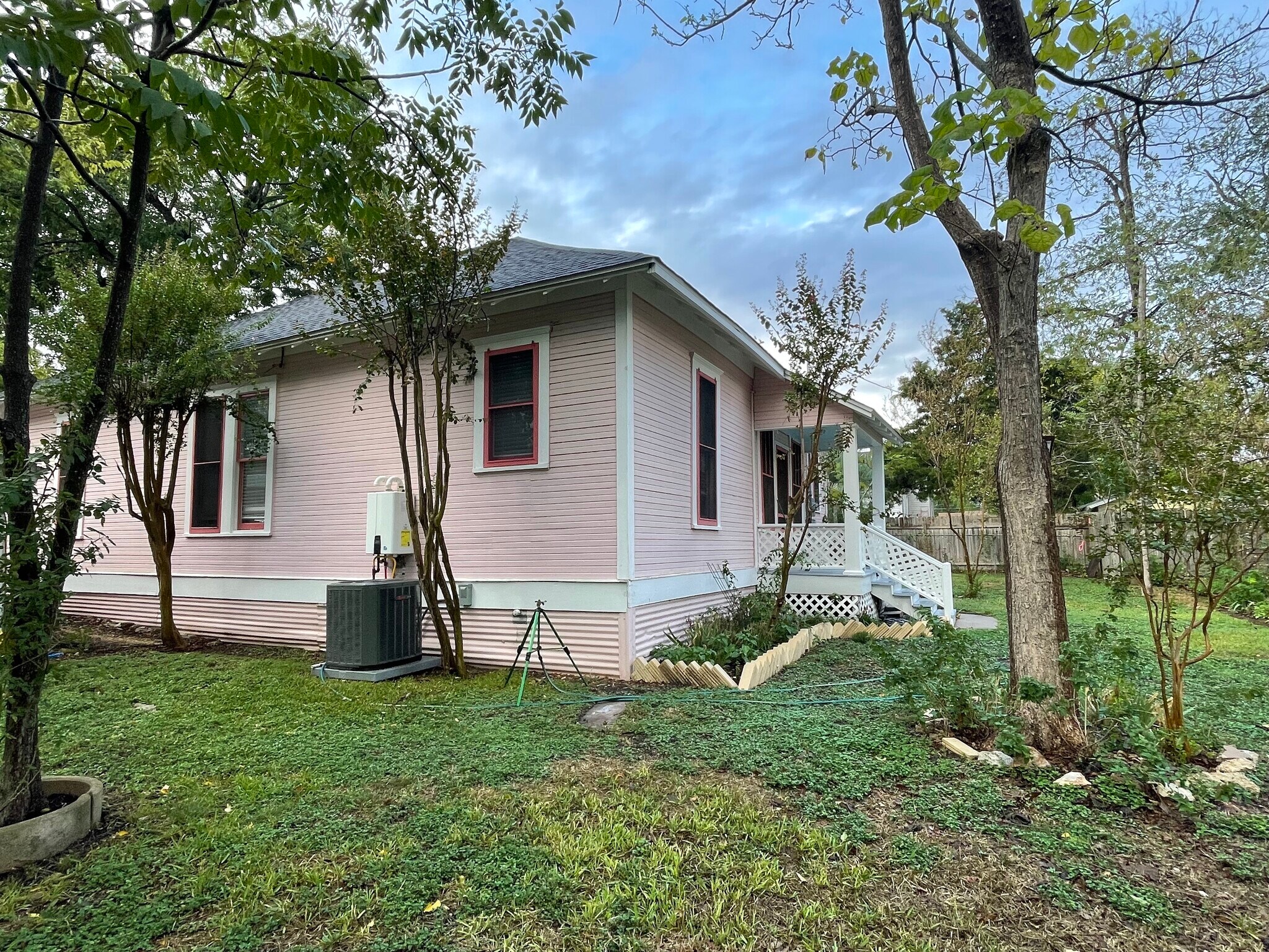 East Side Yard - 1013 W 6th St