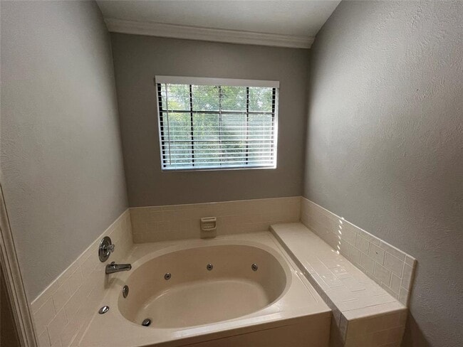 Building Photo - 5622 Maple Square Dr