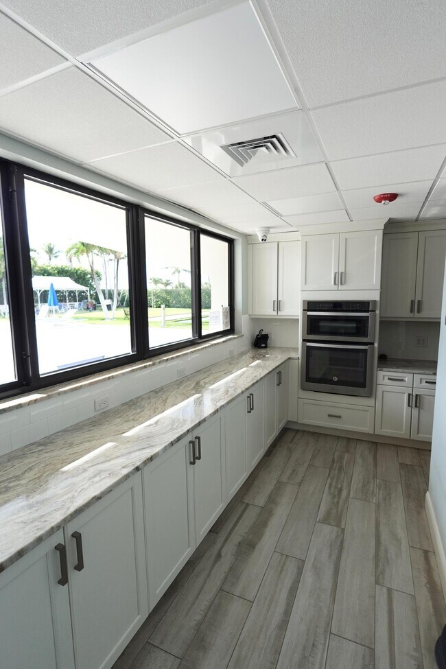 Building Photo - 145 S Ocean Ave