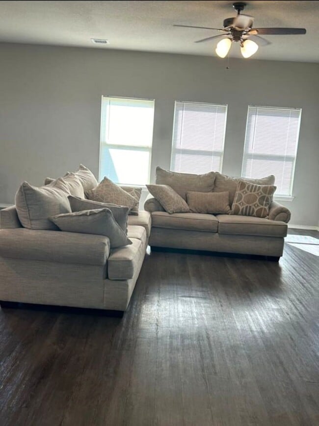 Building Photo - 25479 Carnation Ct