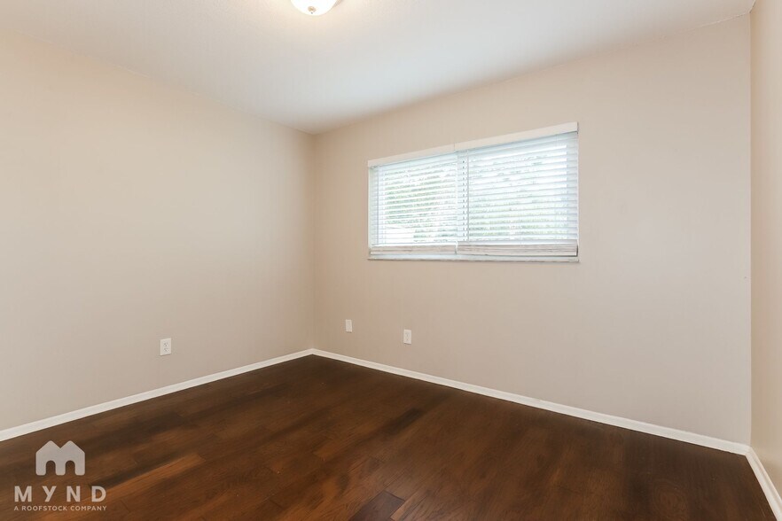 Building Photo - 305 Silver Hill Dr