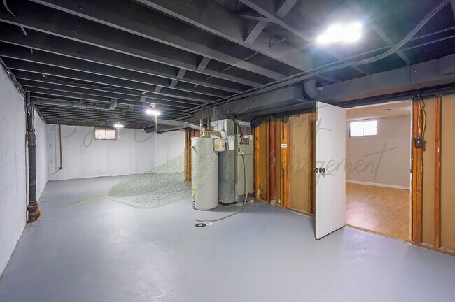 Building Photo - CHARMING TOWNHOME IN LEES SUMMIT!!